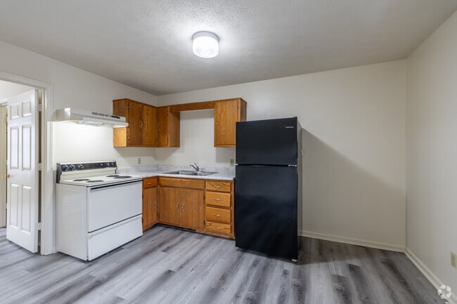1BR, 1BA - 425SF - Kitchen/Living Area - Morrow Rentals