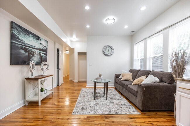 Photo - 3849 W Ainslie St Unit 1