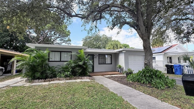 Photo - 433 NW 15th Way