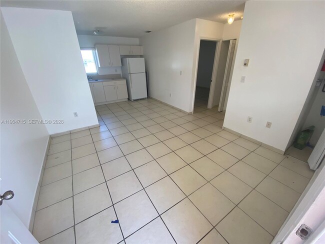 Photo - 452 SW 10th St Unit 5