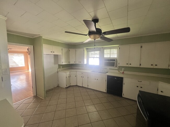 Photo - 304 W Tennis St