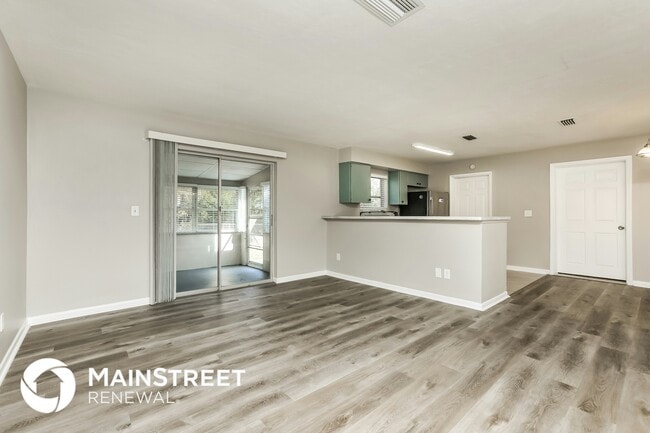 Photo - 686 Hager St