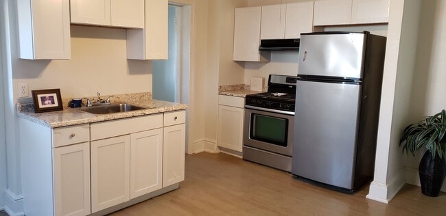 Building Photo - 735 N George St Unit 735 N GEORGE ST. #2FL