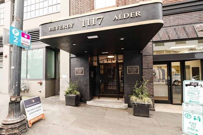 Building Photo - Updated Downtown Studio with A/C in the He... Unit 303 Rental