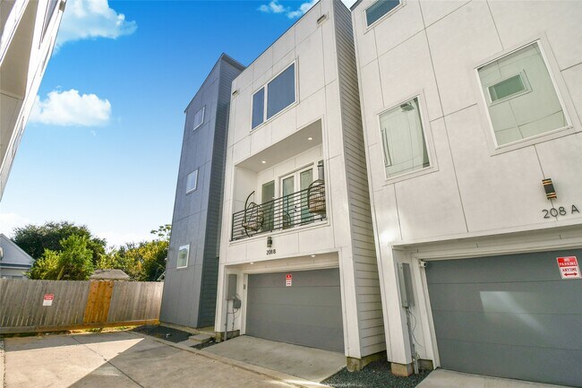 Photo - 208 N York St