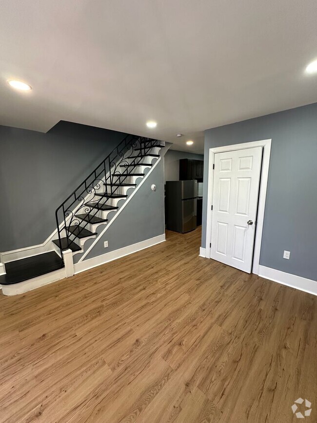 Building Photo - Renovated 3 Bed, 1 Bath rowhome