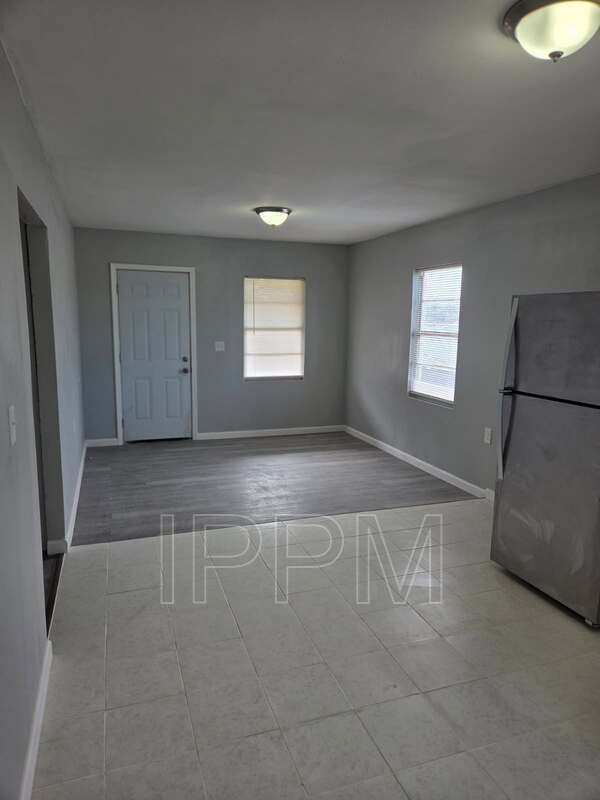 Building Photo - 1141 W Acacia Ave Unit 8 Rental