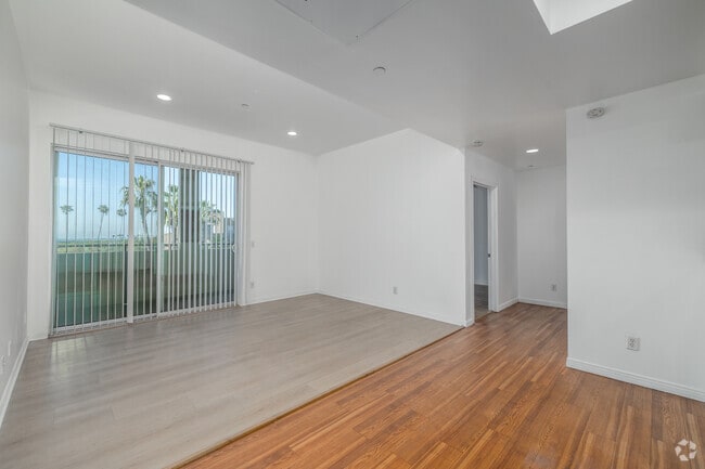2BR, 2BA - 1,100SF - Living Room