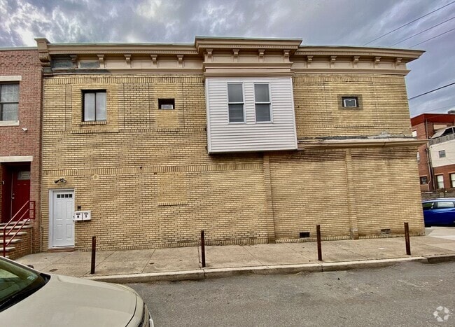 Building Photo - 2626 S Watts St. Unit 2nd FL West Rental