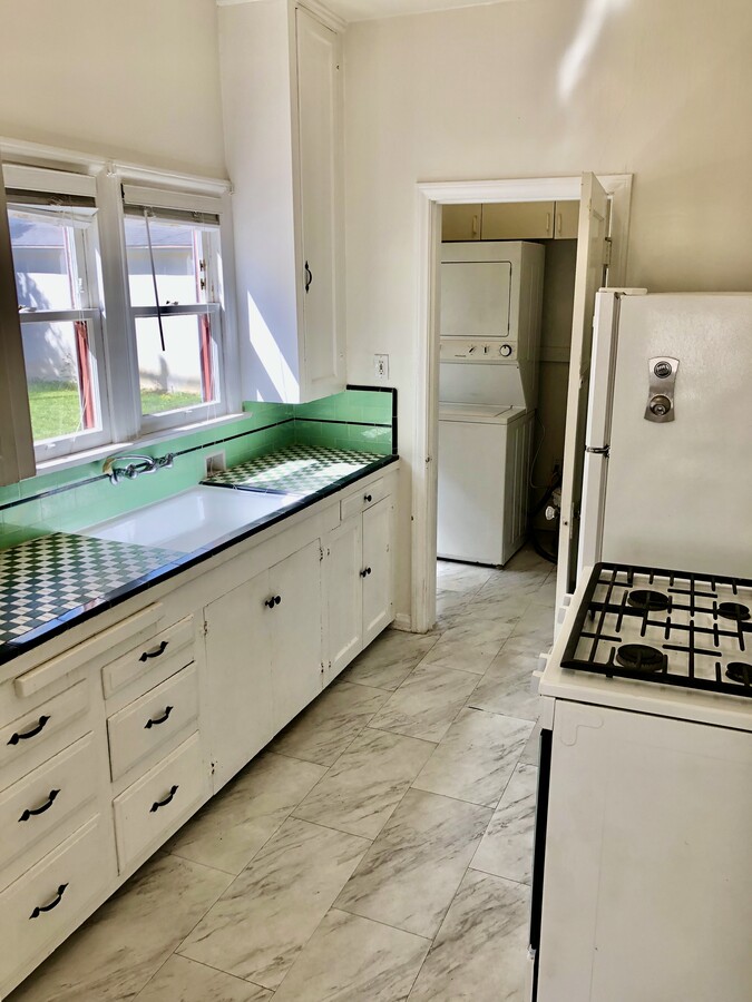 Newly glazed sink and tub - 1861 Kelton Ave Unit 4