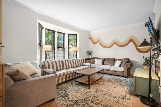 Building Photo - 6 month lease available now