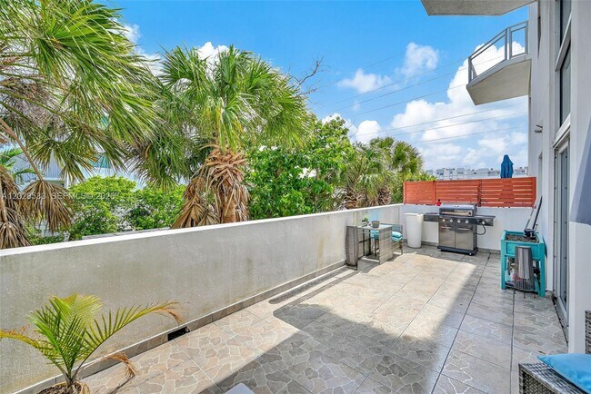 7728 Collins Ave