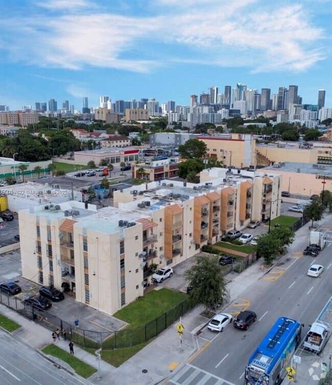 Building Photo - 1051 SW 1st St Unit 303 Rental