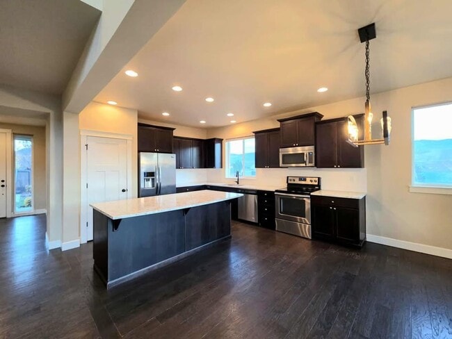 Photo - Large 3 bedroom, 3 bath newer build in sought after East Wenatchee neighborhood!