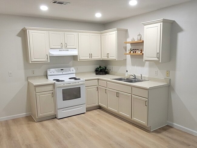 Refrigerador included if needed - 4915 Fortuna Pl