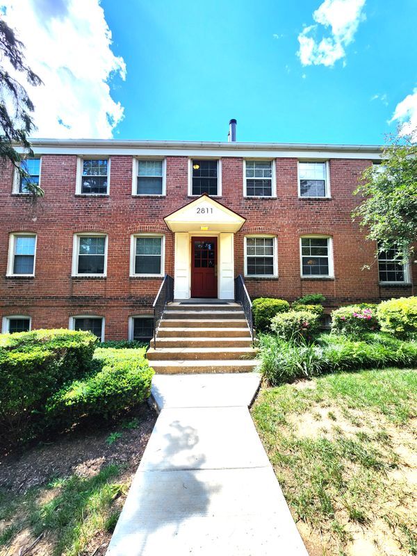 Building Photo - 2811 Arlington Blvd Unit 202