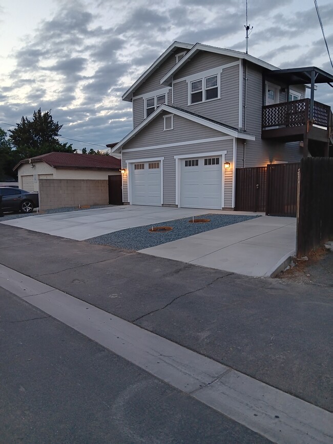 Photo - 734 E F St Unidad #B