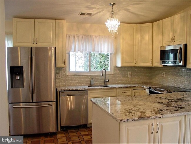 Photo - 2537 Oakhampton Pl