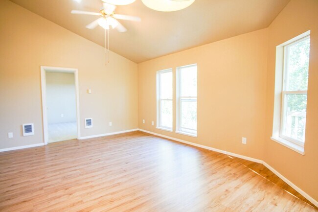Photo - Spacious 2 Bed-2 Bath Flat in SW Portland Ready Mid-April! Unidad 245-05