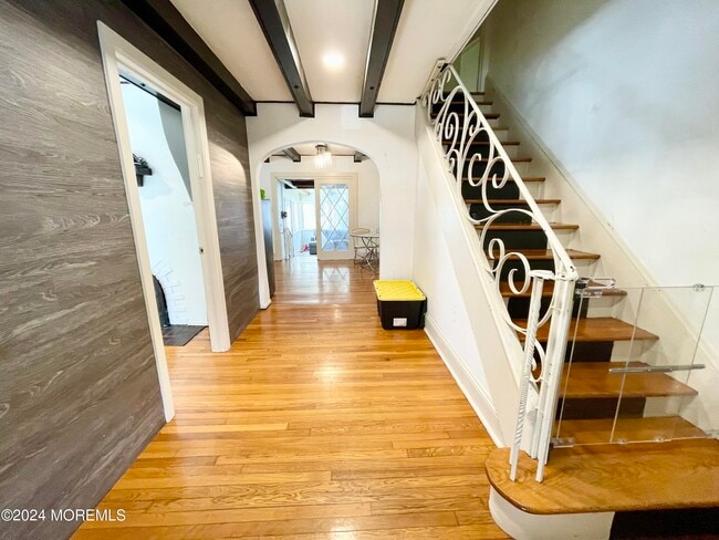 Photo - 254 Lawrence Ave