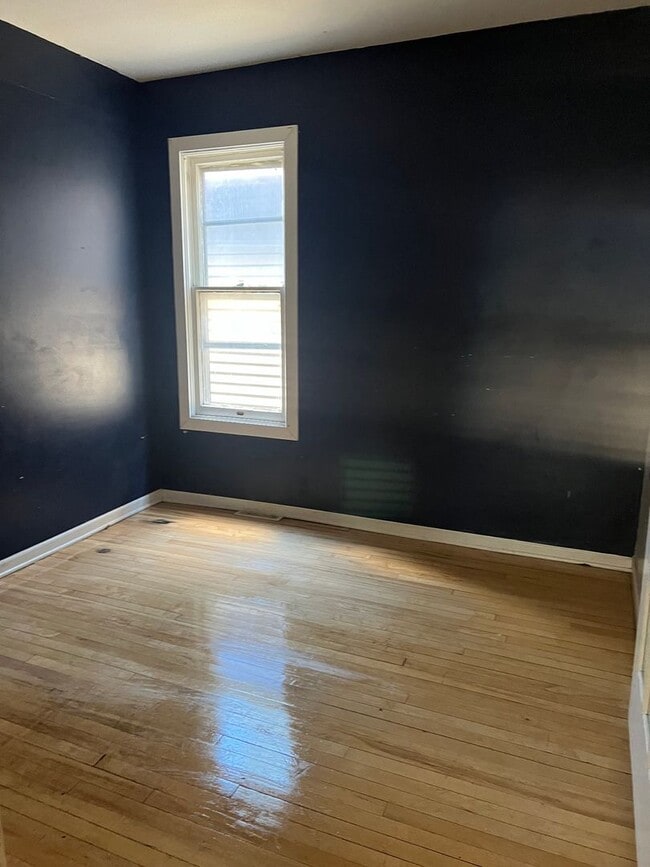 Building Photo - 3215 N 34th St Unit 3215-Lower