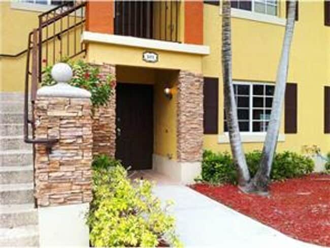Building Photo - Beautiful First-Floor Condo with Lake View in Homestead