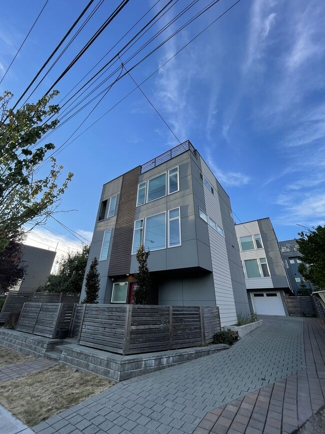 Building Photo - 3bd/3.25ba Seattle Home