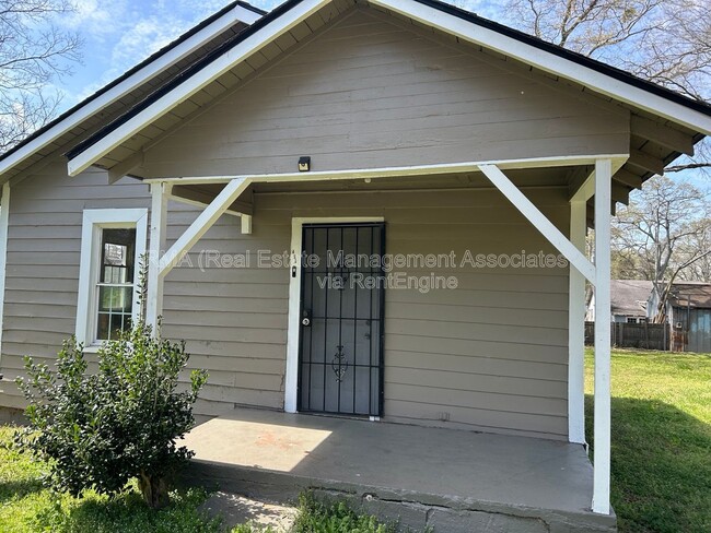 Building Photo - 493 New Ln St