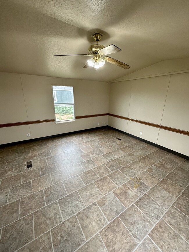 "Charming 3-Bedroom Home with 2 Full Baths in Woodward, OK – Your Cozy Retreat Awaits!"