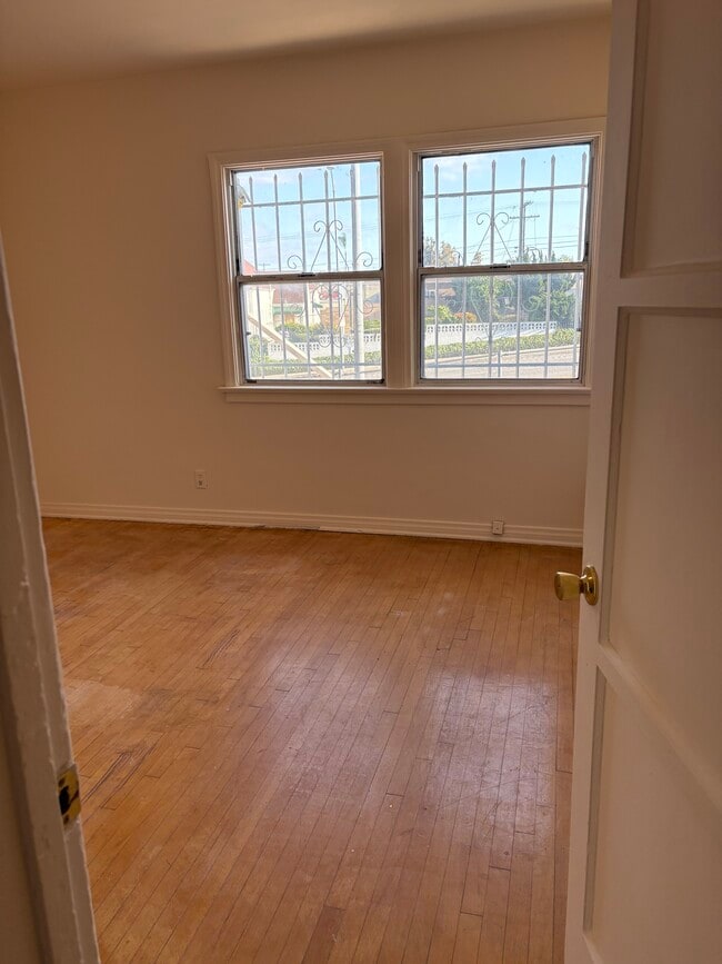 Photo - 5631 Edgemar Ave Unit 5631