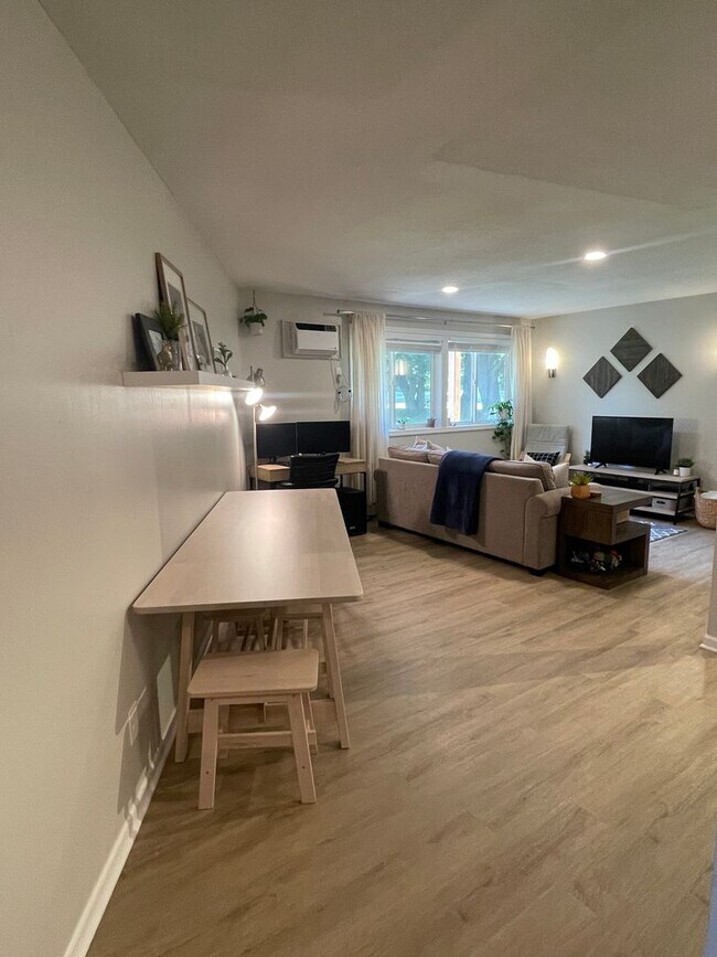 Photo - Champlin Main Floor Renovated Apartment, D... Unidad #3