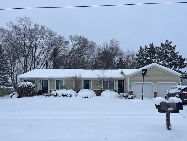 Well-maintained single-story exterior with attached garage - 4417 Poinsettia Ave SE
