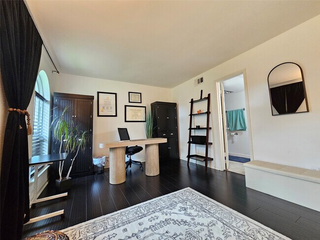 Photo - 1806 Saxony Ln