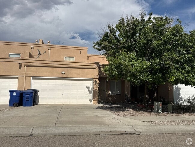 Building Photo - Two story townhouse with Space to enjoy life
