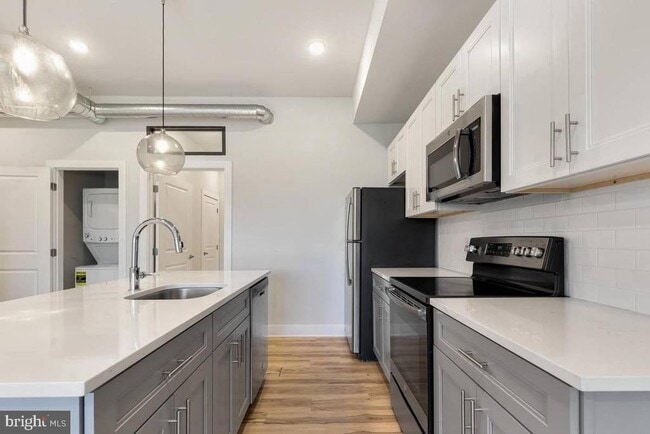 Building Photo - 2440 Kensington Ave Unit 202 Rental