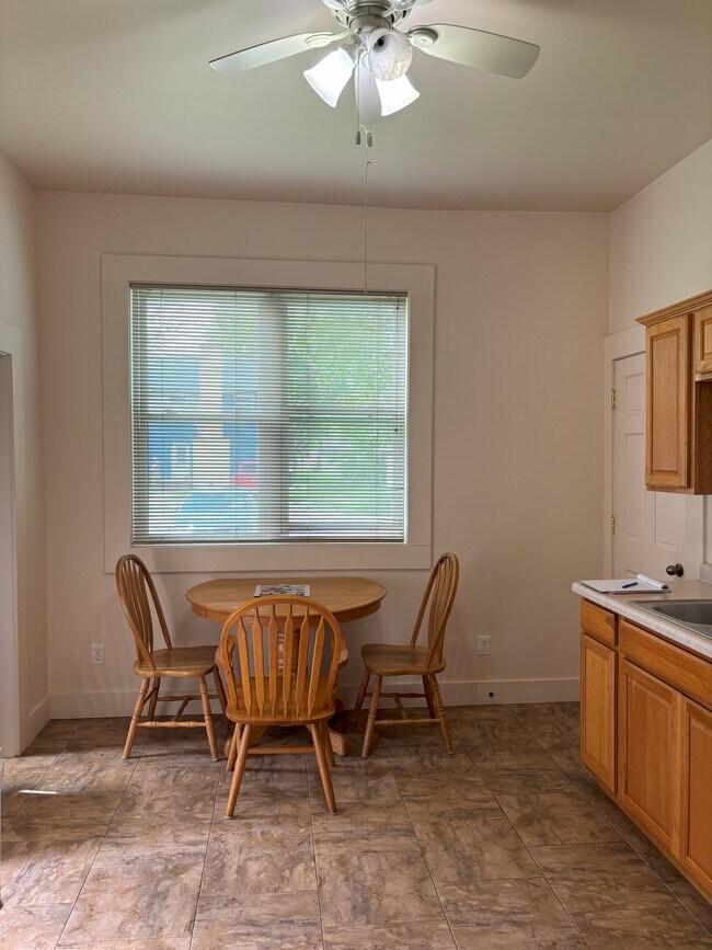 Photo - 308 W Washington Ave Unidad 2