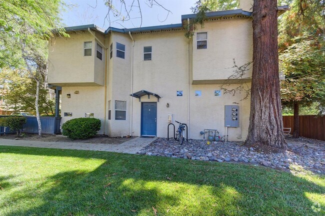 Building Photo - Spacious townhome close to UCD Unit 3