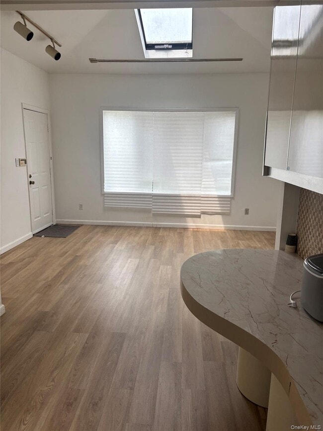 Photo - 888 Cambridge Rd