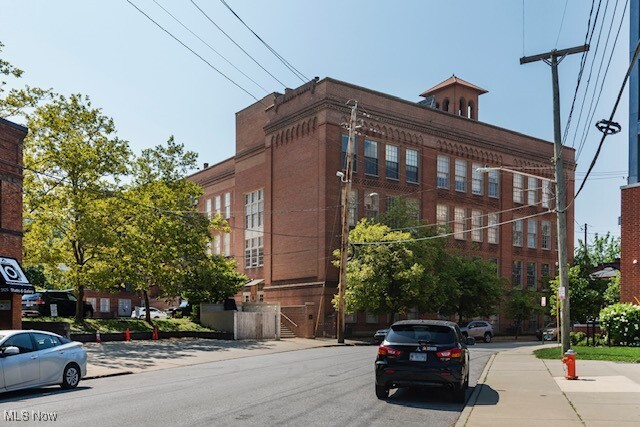 Building Photo - 2043 Random Rd Unit 109