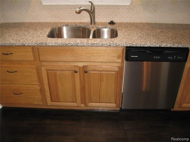 Photo - 141 De Villen Ave