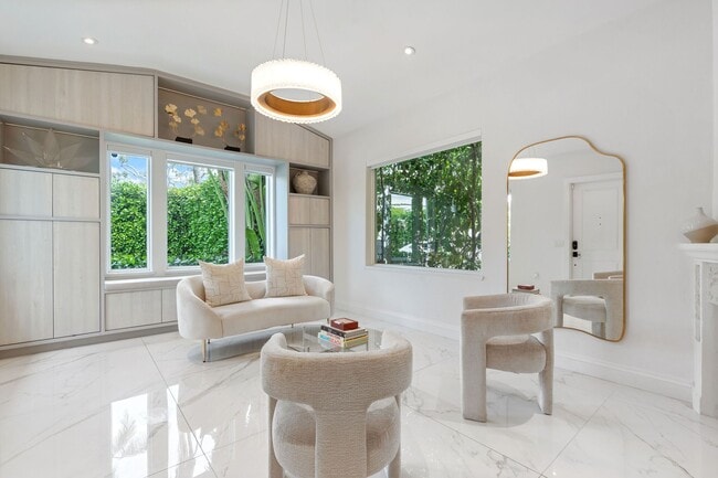 Photo - 634 W 47th St