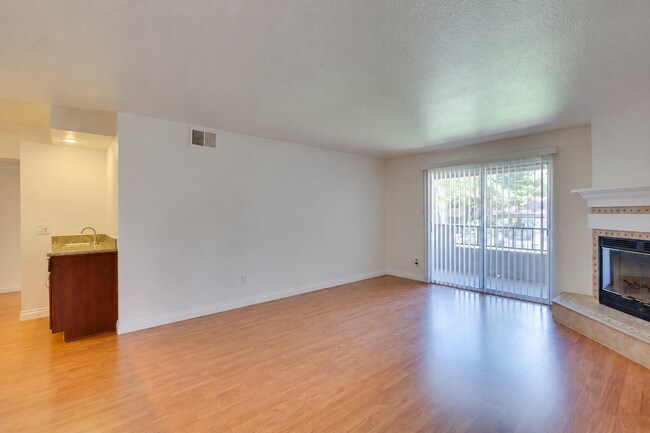 Beautiful 2-Bed, 2-Bath 2nd-Floor Condo Near The Lakes!