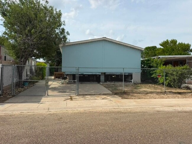 Building Photo - 814 Flag St