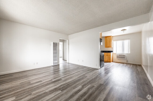 2BR, 1BA - 800SF - Living Room