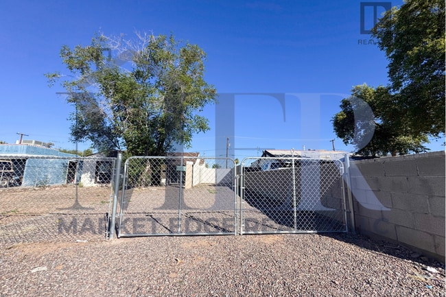 Photo - 2Bed/1Bath House 24th St/Thomas Rd! NO CREDIT, NO BACKGROUND, NO RENTAL HISTORY CHECK!