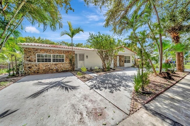Photo - 840 NE 182nd St