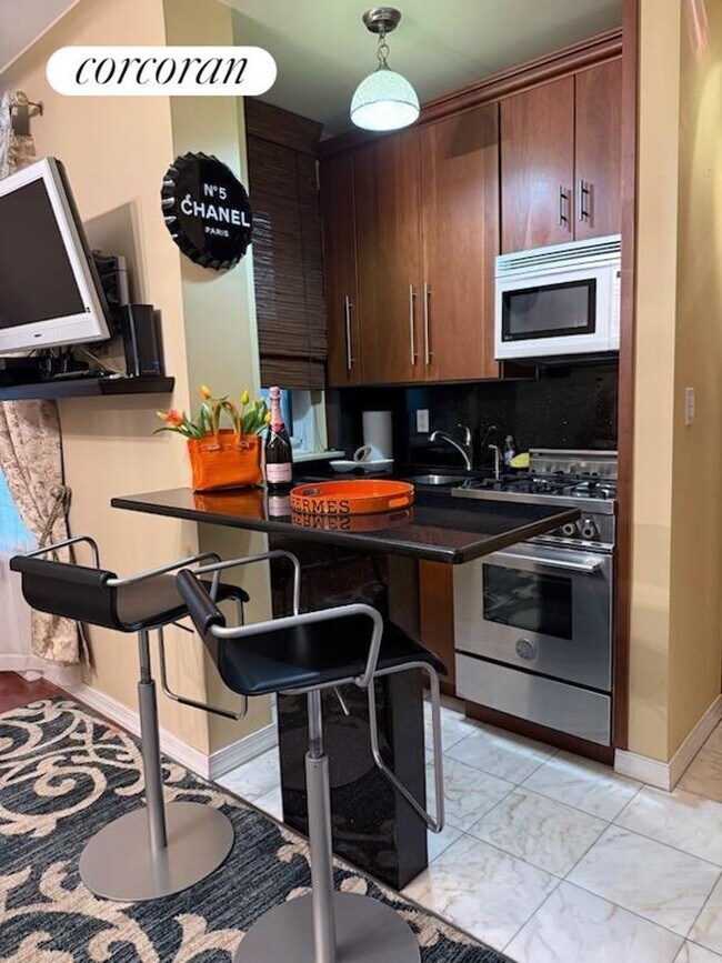 Photo - 325 E 77th St