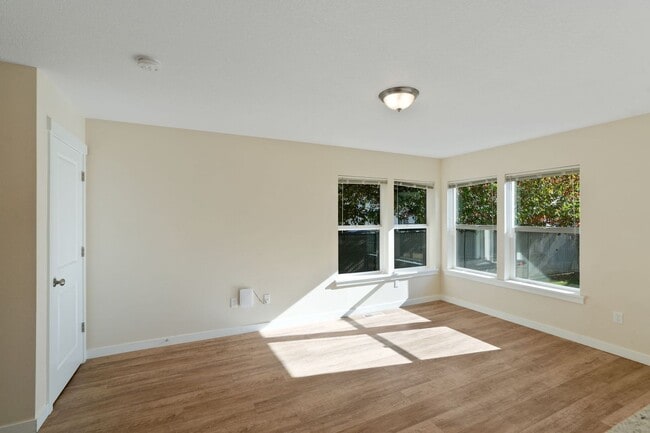 Photo - MOVE IN SPECIAL: HALF OFF FIRST MONTH'S RE...