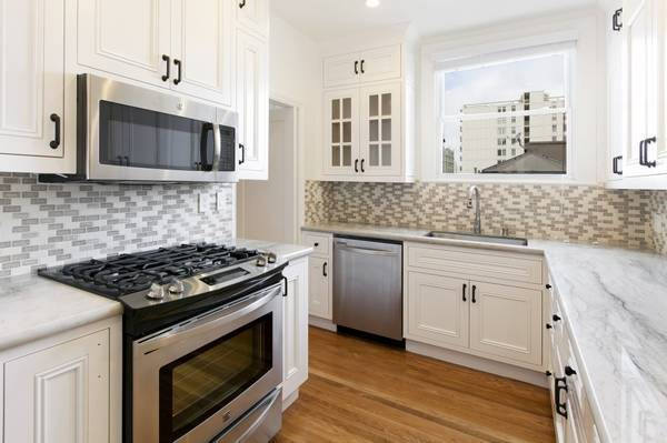 Kitchen - 2140 Pacific Ave Apartments Unit 402