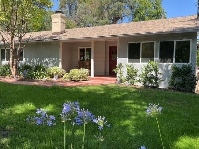 Building Photo - La Cañada Schools-  Family Home - Natural Hardwood, 2 car attached garage, Central A/C, New Appli...